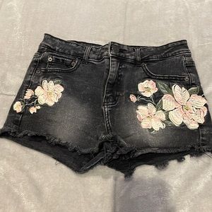 AéRopostale, size 6 women’s, black with floral pattern on it